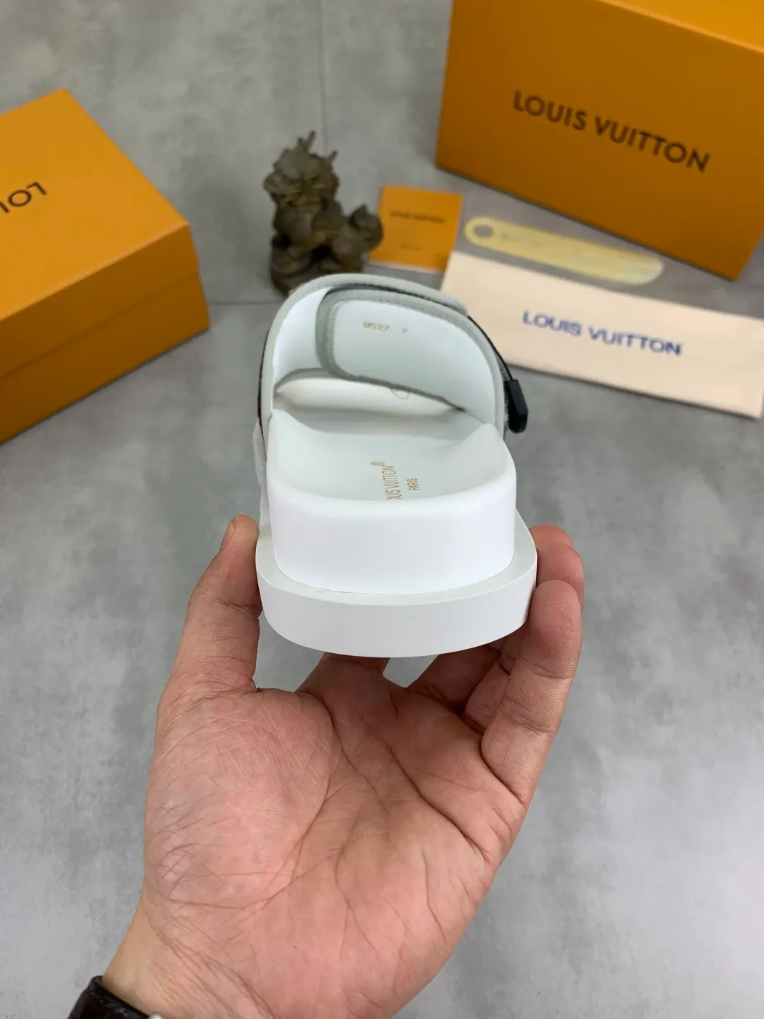 Men's shoes 💰P320💰【New style】🆘 Original quality 【LOUIS VUITTON】The popular Louis Vuitton LV men's slippers on the official website are on sale simultaneously! Original fabric imported from Italy, original factory special supply, code number: 38-44 (45 customized), many colors available